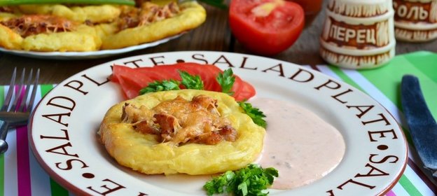 Картофельные лепешки с куриным фаршем и сыром