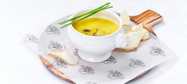 Куриный бульон со сморчками и черным трюфелем