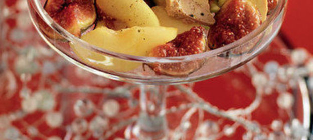 Салат из гусиной печени с грушами и инжиром