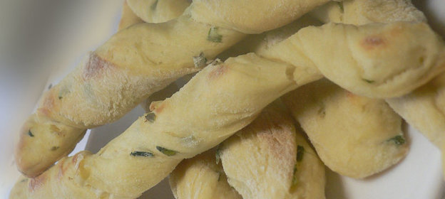 Хлебные палочки с травами и сыром