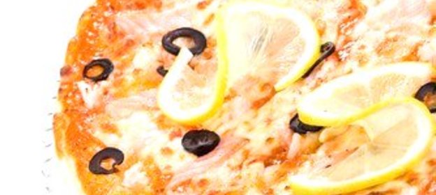 Пицца с жареной рыбой и красной икрой