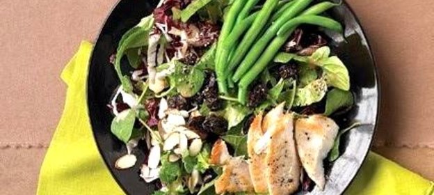 Салат с фасолью, миндалем и вишней