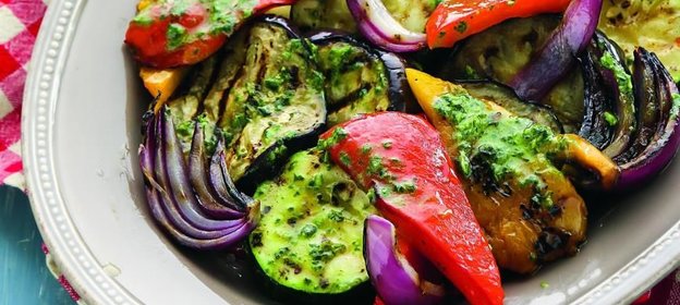 Овощи на гриле с соусом из базилика