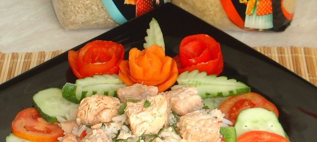 Тайский рисовый салат с рыбой