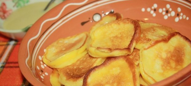 Солнечные оладьи на питьевом йогурте с кусочками фруктов