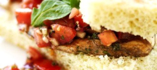 Сэндвич с козьим сыром, авокадо и копченой индейкой на ореховом хлебе