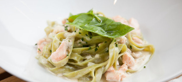 Паста с лососем и сливочно-имбирным соусом