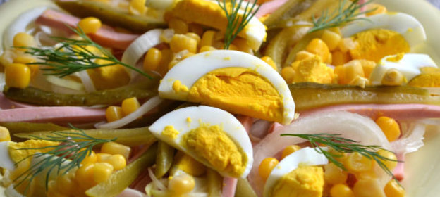 Гамбургер с овощами и обжаренным мясом