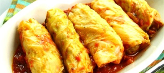 Голубцы из свежей капусты с обжаренными фисташками и кедровыми орешками