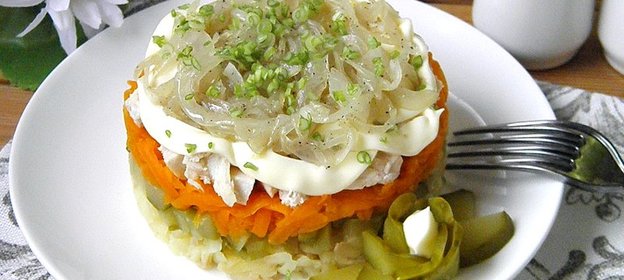Слоеный салат с курицей