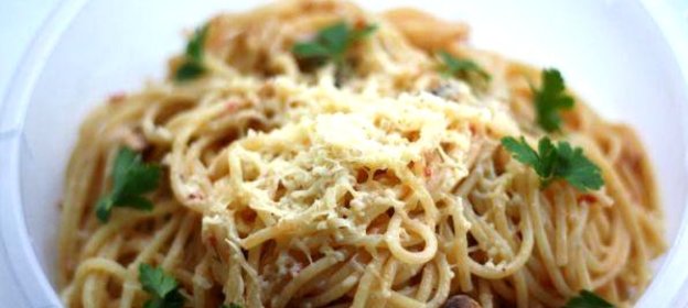 Спагетти с грибами в сметанном соусе