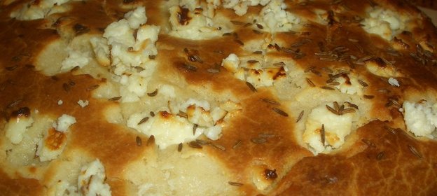 Сырная лепешка с финиками