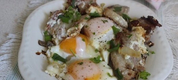 Яичница с луком и грудинкой