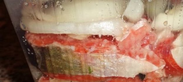 Соленая красная рыба (голец)