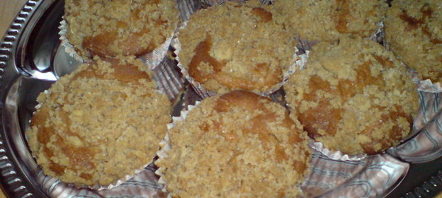 Маффины из коричного теста с грушами под коричной крошкой