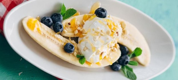 Банана-сплит с йогуртом и джемом