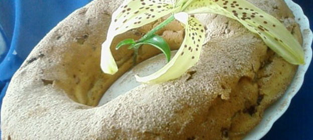 Йогуртовый кекс из ревеня и клубники