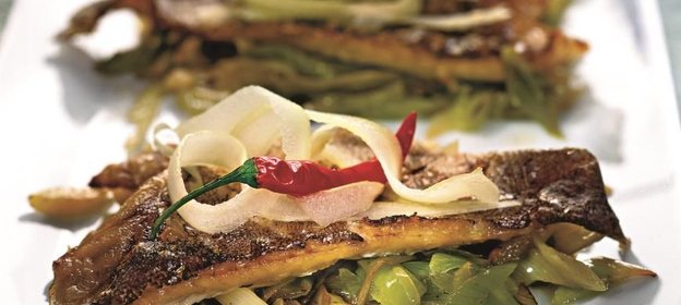 Морской окунь с луком-пореем