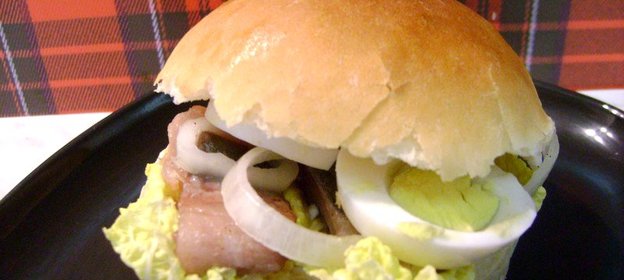 Домашний гамбургер с селедкой