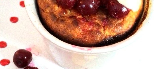 Легкая творожная запеканка с вишней