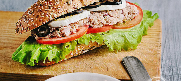 Средиземноморский сэндвич с тунцом