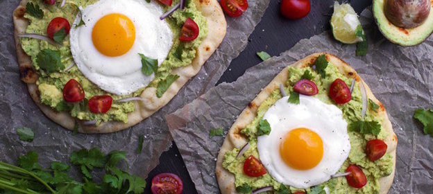 Яичница с соусом гуакамоле