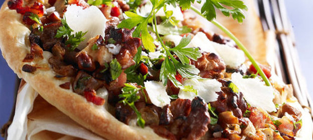 Пицца с грибами и беконом