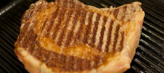 Стейк на сковороде-гриль