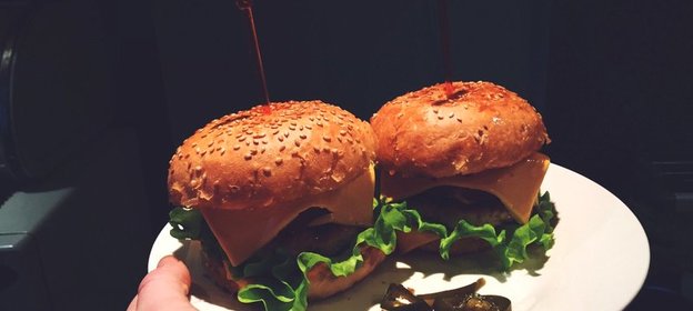 Бургеры с бараниной и перцем халапеньо