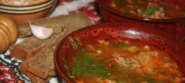 Щи со свежей капустой, индейкой и острыми колбасками