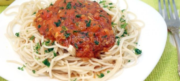 Спагетти с томатным соусом и базиликом