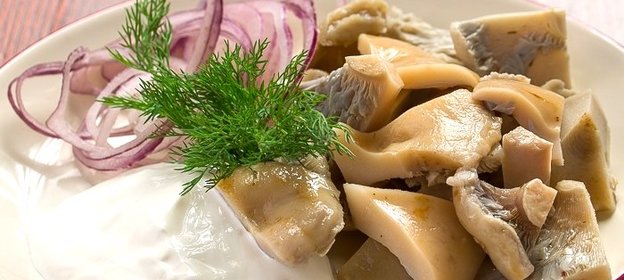 Соленые грибы со сметаной