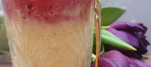 Смузи из груши, ананаса и брусники