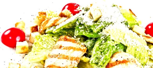 Салат «Цезарь» с рукколой