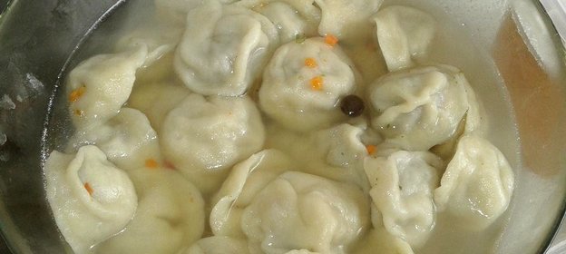 Домашние пельмени в бульоне со специями