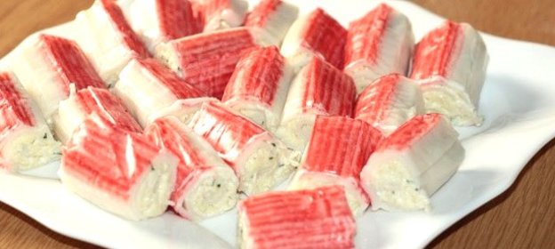 Крабовые палочки, фаршированные сыром