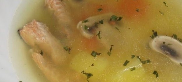 Уха из горбуши с грибами