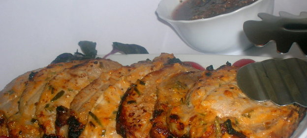 Свинина на гриле в чесночно-горчичном маринаде с томатным соусом