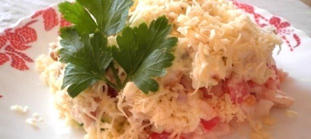 Салат с куриным филе, сухариками и овощами