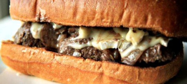 Гамбургеры с фрикадельками и сыром бри