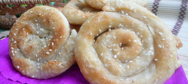 Роти по-тайски: слоеные лепешки с кунжутом и кокосовой стружкой