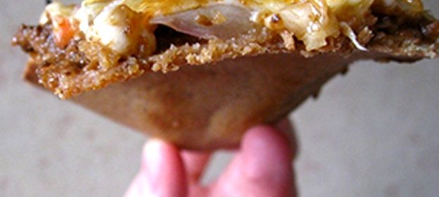 Пицца с черри, моцареллой и рукколой