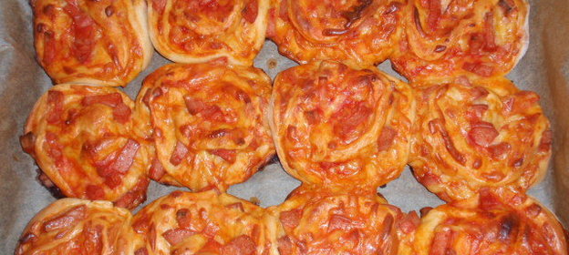 Розовые булочки с сыром и колбасой