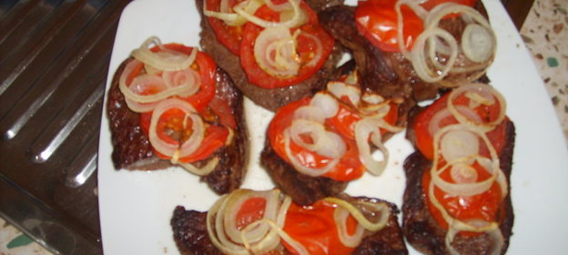 СТЕЙК С ПОМИДОРОМ И ЛУКОМ