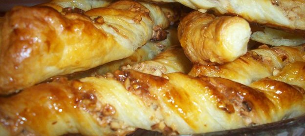 палочки из слоёного теста с орехами
