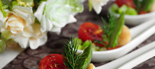 Жареные морские гребешки с помидорами конфи и спаржей