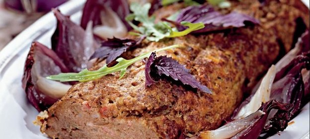 Мясной хлеб с беконом и луком