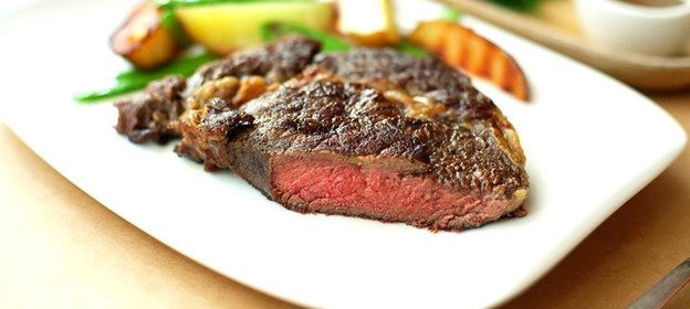 Стейк с картофелем и французским зеленым горошком на гриле