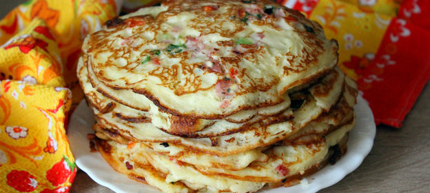 Оладьи на кефире с припеком из ветчины, зеленого лука и сладкого перца