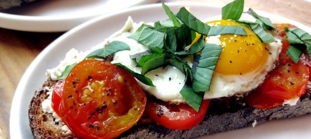 Яичница с помидорами и сыром